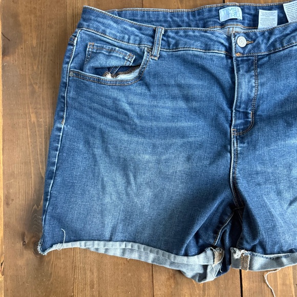 Time and Tru Medium Wash Denim Jean Cuffed Shorts - Picture 4 of 8